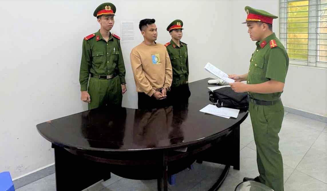 Lực lượng Công an TP Đà Nẵng đọc quyết định bắt Trịnh Văn Dương. Ảnh: CV.