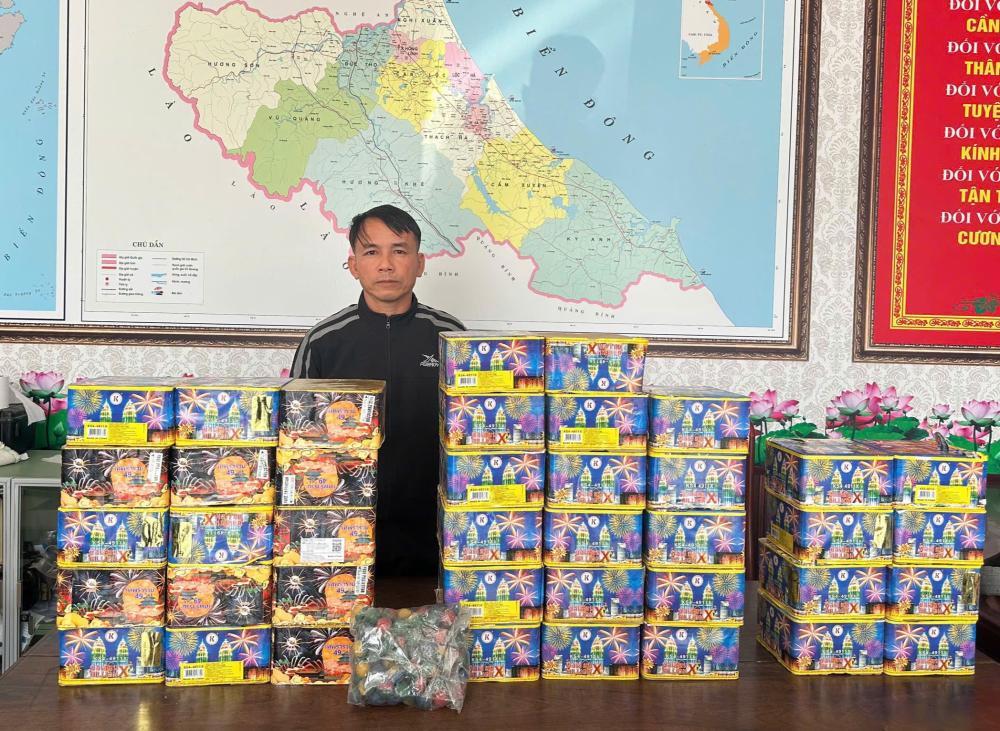 Đối tượng Phan Hữu Dương cùng tang vật vụ án. Ảnh: CAHT