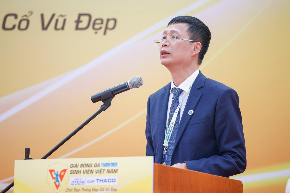 Nhà báo Trần Việt Hưng, Phó Tổng biên tập Báo Thanh Niên phát biểu tại lễ khai mạc.