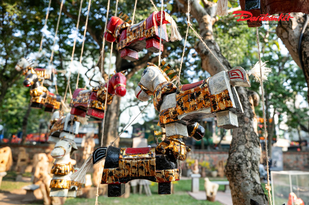 Độc đáo bộ tượng ngựa Tây Nguyên giữa lòng Văn Miếu đón Tết Bính Ngọ