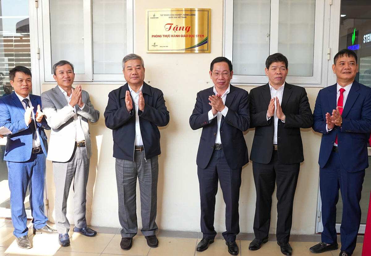 Các đại biểu tham dự Lễ khánh thành 3 phòng STEM. Ảnh: ĐT.&nbsp;