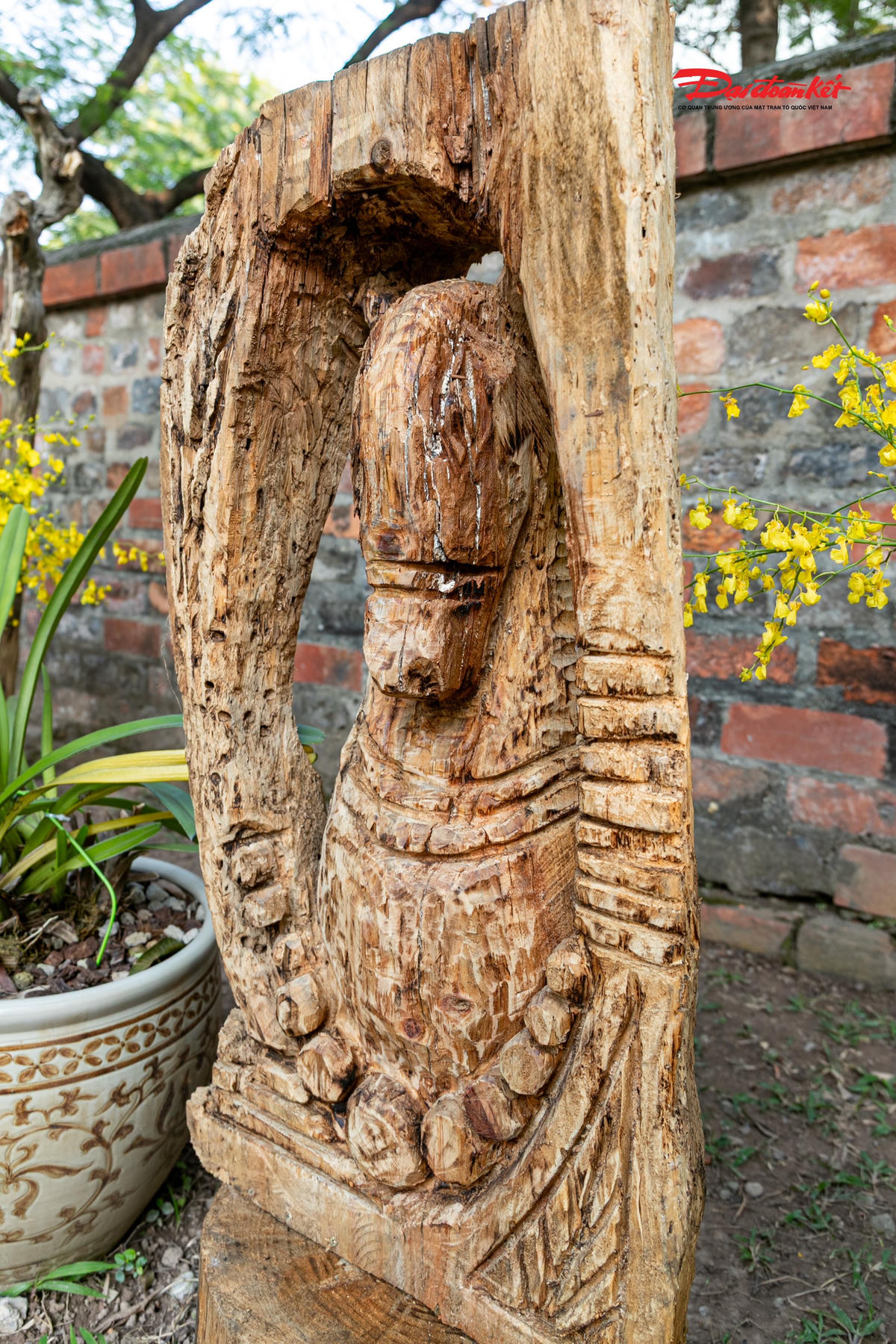 Nhà nghiên cứu văn hóa Tây Nguyên Đặng Minh Tâm cho biết, người Tây Nguyên hiếm khi cưỡi ngựa mà chủ yếu dắt ngựa đi bộ, chở hàng hóa vượt quãng đường 200–300km. Những hành trình dài rèn luyện sức bền, ý chí và thể lực, tạo nên vóc dáng vạm vỡ, cân đối, dũng mãnh và bền bỉ, tựa như con ngựa gắn bó với họ suốt bao đời.