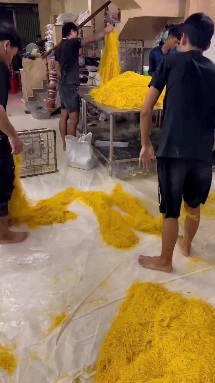 Mì được nhuộm hóa chất vàng óng. Ảnh: CACC.