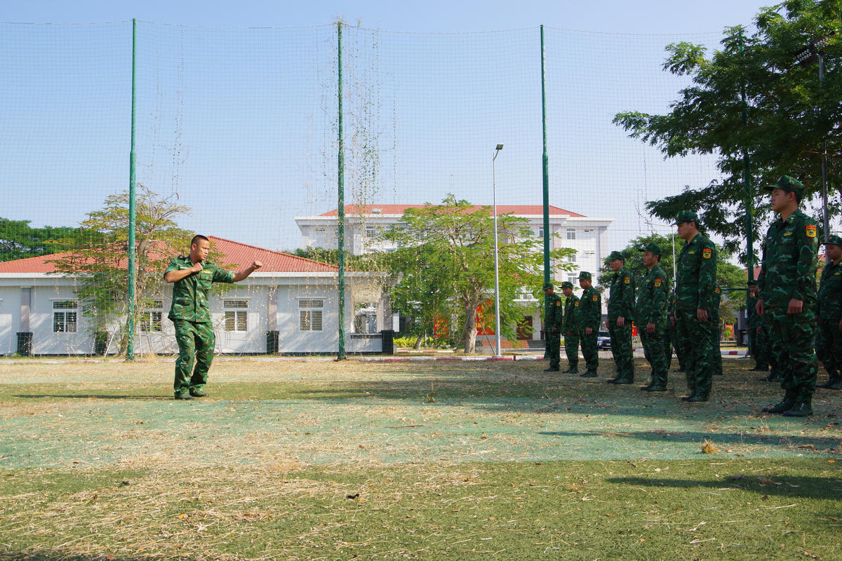 Giảng viên Khoa võ thuật Đặc nhiệm, Học viên Biên phòng tổ chức hướng dẫn, rèn luyện các động tác võ thuật cho cán bộ sau khi khai mạc lớp tập huấn. Ảnh: Văn Danh.