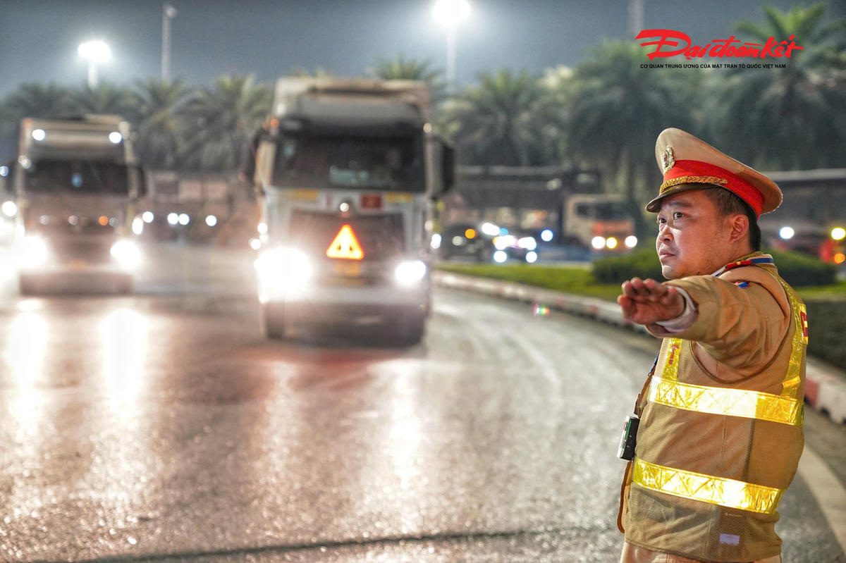 Đội CSGT đường bộ số 6 phân luồng xe tải, xe container tại Đại lộ Thăng Long.
