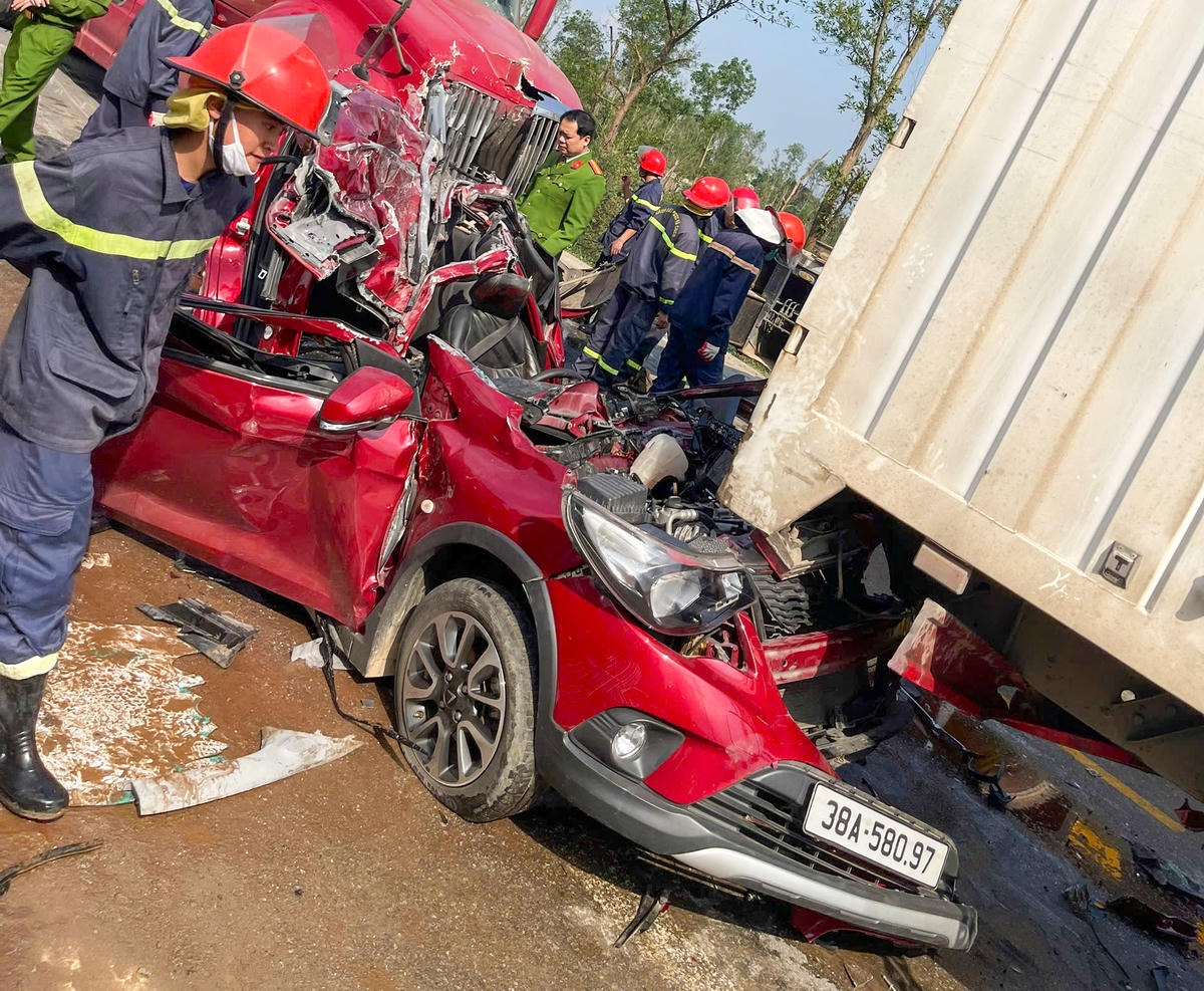 Xe ô tô con mắc kẹt dưới gầm xe tải, gây nhiều khó khăn cho công tác cứu hộ. Ảnh: CTV