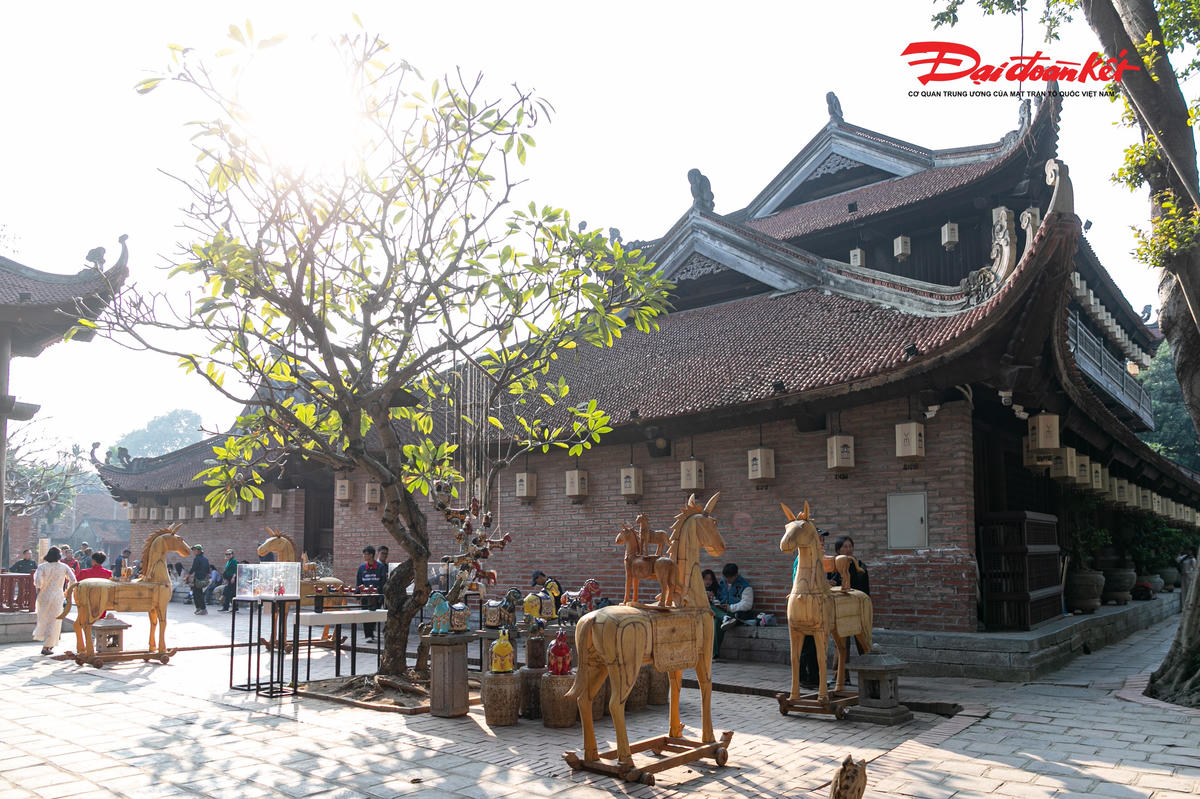 Khoảng 40 tác phẩm ngựa cỡ lớn cùng gần 10 tác phẩm ngựa cỡ nhỏ đang được trưng bày tại Văn Miếu – Quốc Tử Giám.