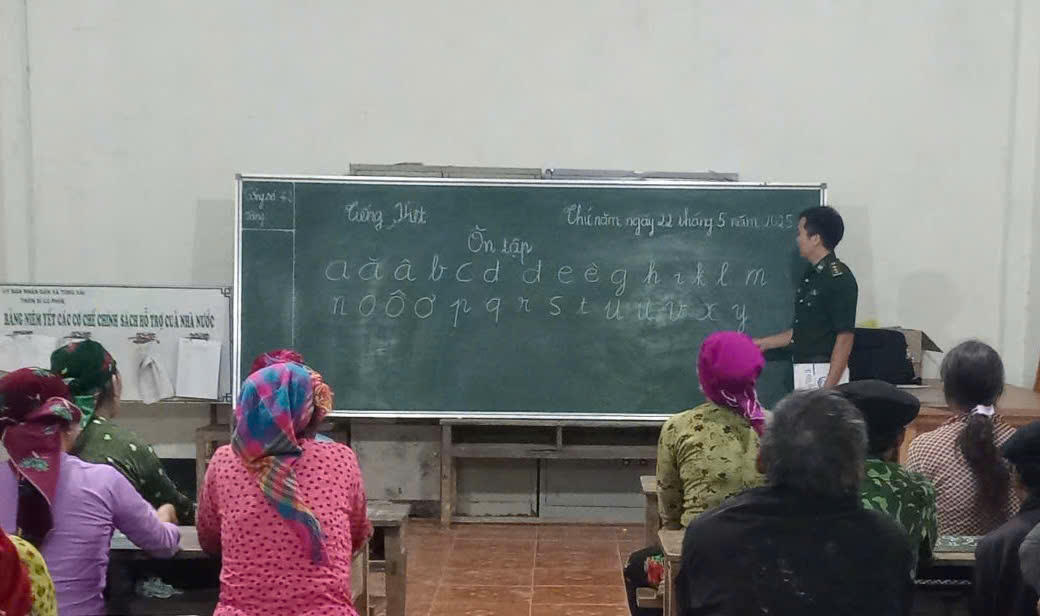 Tại Tuyên Quang, lớp học xóa mù chữ của Đại úy Vù Xuân Hùng - Đội trưởng Đội vận động quần chúng, Đồn Biên phòng Tùng Vài, Ban Chỉ huy Bộ đội Biên phòng tỉnh Tuyên Quang có đủ mọi lứa tuổi: có cụ già tóc bạc đến lớp với niềm háo hức như trẻ nhỏ. Ảnh: NVCC