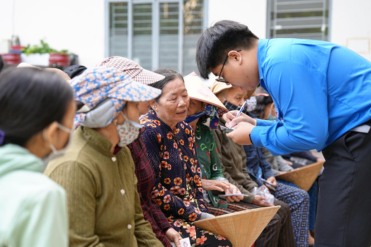 Niềm vui với chiếc ve xe tết. Ảnh: T.Đ.