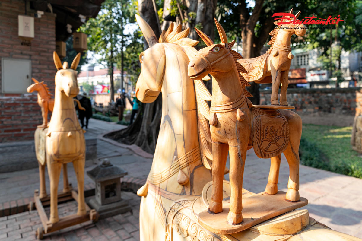 Triển lãm mở ra như lời chào năm mới Bính Ngọ, gợi mở khát vọng bền bỉ, tinh thần hành động và tiến bước.