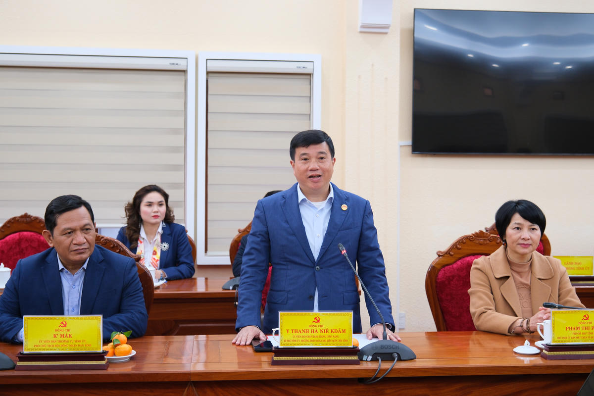 Ông Y Thanh Hà Niê Kđăm, Ủy viên Ban Chấp hành Trung ương Đảng, Bí thư Tỉnh ủy, Trưởng đoàn ĐBQH tỉnh Lâm Đồng phát biểu tại buổi thăm, trao tặng an sinh của Agribank