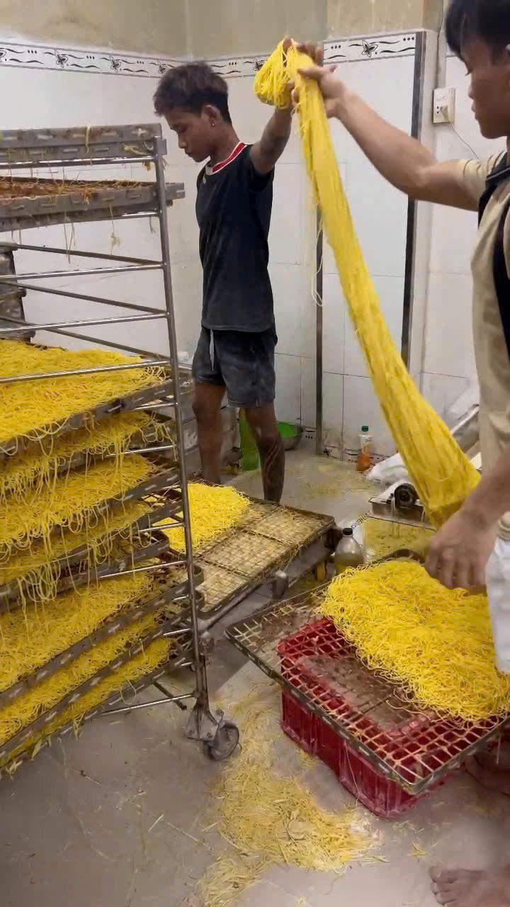 Triệt phá xưởng sản xuất 800 tấn mì trộn hóa chất độc hại bán ra thị trường