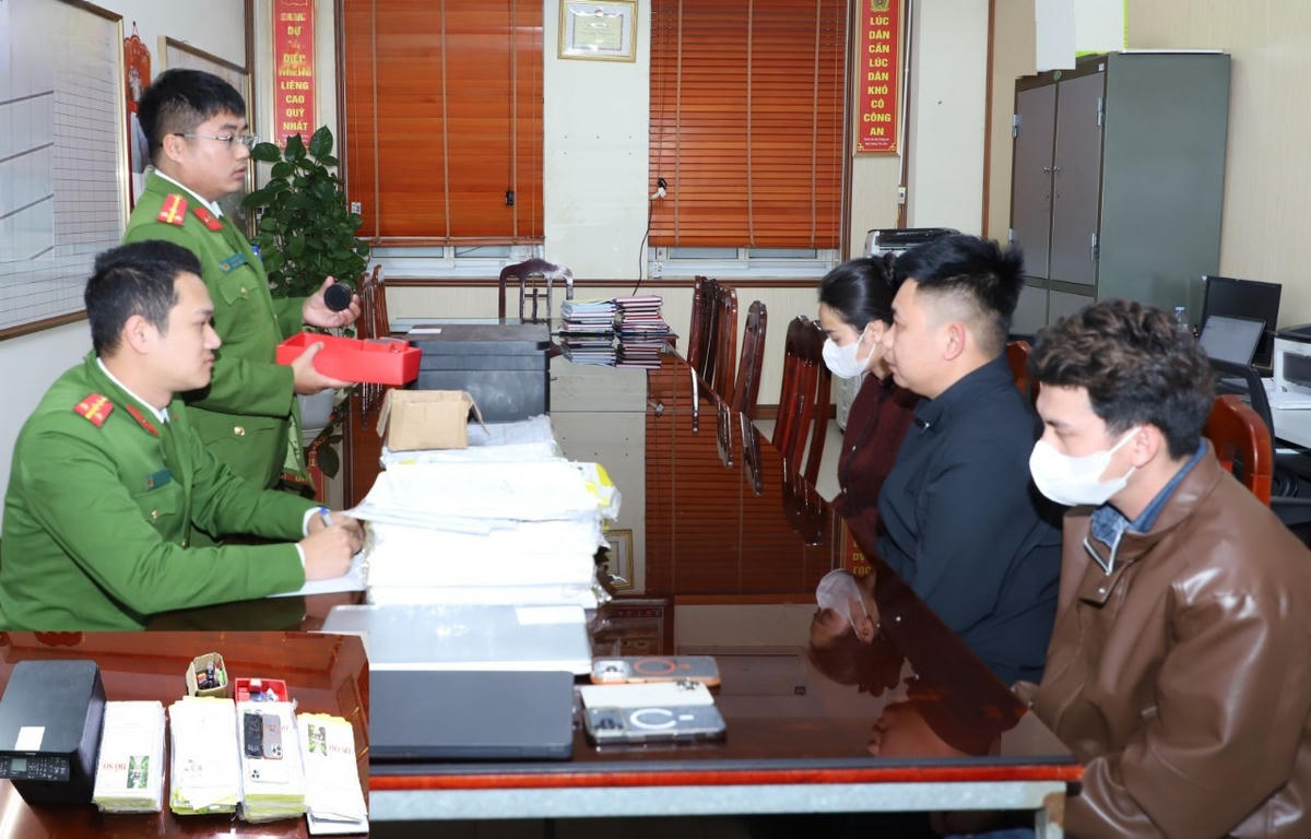 Công an lấy lời khai của Lâm, Trang, Mạnh. Ảnh: CANB