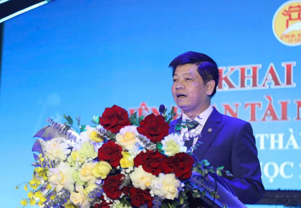 Phó Giám đốc phụ trách Sở GDĐT Hà Nội Phạm Quốc Toản phát biểu tại buổi lễ.