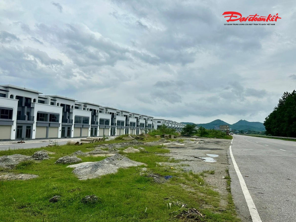 Dự án&nbsp;Khu dân cư đô thị Bắc Phố Châu 1 (xã Hương Sơn, Hà Tĩnh) thi công xây dựng gần 5 năm nhưng đến nay địa phương vẫn chưa có phương án giá sàn nộp ngân sách Nhà nước. Ảnh: HN.