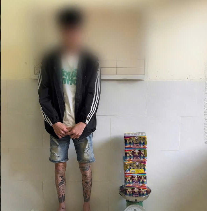 Đối tượng Đ.N.H. cùng số pháo nổ bị thu giữ. Ảnh: CV.