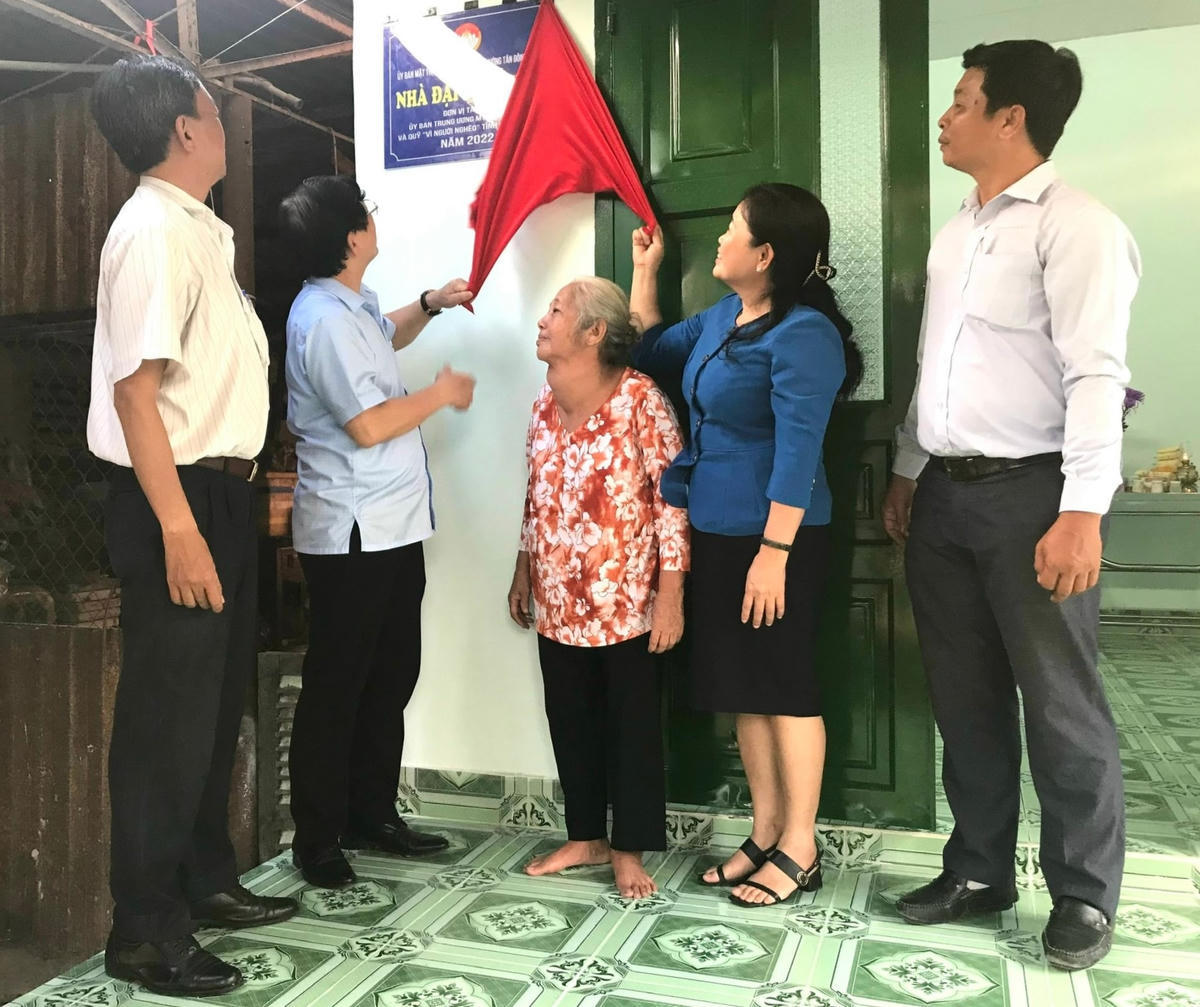 Trao nhà Đại đoàn kết cho một hộ nghèo tại phường Dĩ An, TP Hồ Chí Minh. Ảnh: Q.Đ.