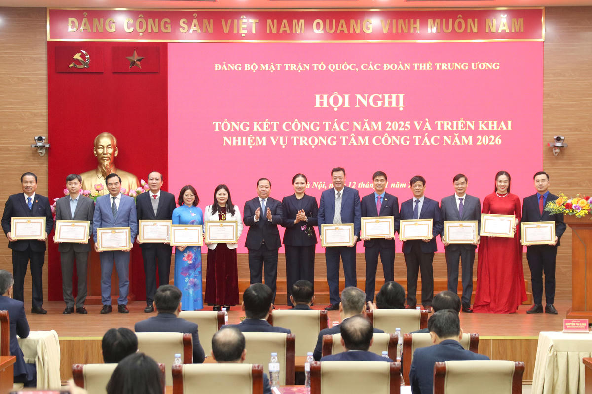 Đại diện lãnh đạo Đảng ủy MTTQ, các đoàn thể Trung ương trao tặng Bằng khen cho các tập thể, cá nhân ghi nhận thành tích, đóng góp xuất sắc trong công tác tham mưu, phục vụ Đại hội đại biểu Đảng bộ MTTQ, các đoàn thể Trung ương lần thứ I, nhiệm kỳ 2025-2030.