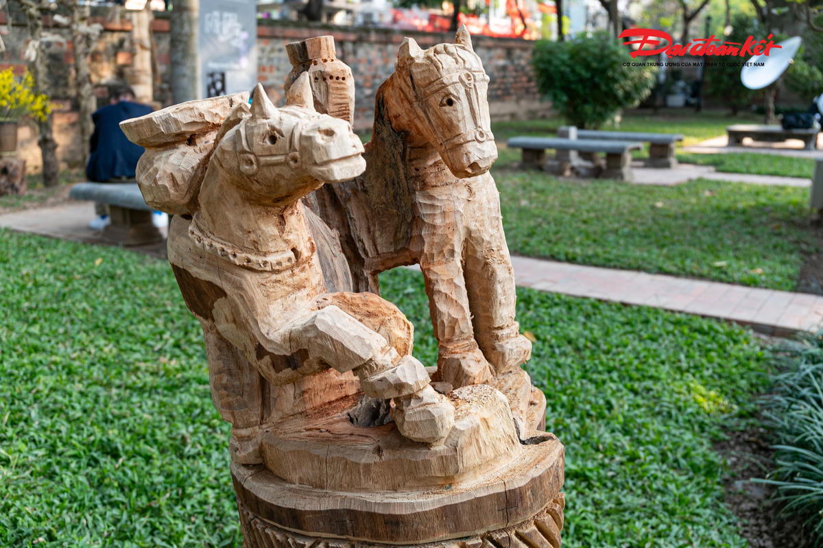 Loạt tượng gỗ trưng bày tại triển lãm dựa trên văn hóa, thẩm mỹ nghề tạc tượng nhà mồ Tây Nguyên, kết hợp yếu tố nghệ thuật hiện đại.