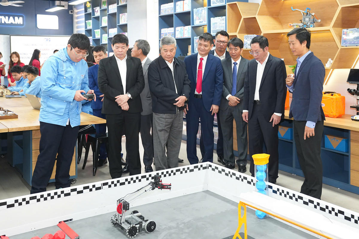 Đại biểu tham quan phòng thực hành giáo dục STEM. Ảnh: ĐT.&nbsp;