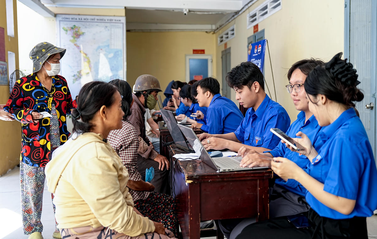 Người dân tới các địa điểm trực tiếp nhận hỗ trợ. Ảnh: T.Đ.