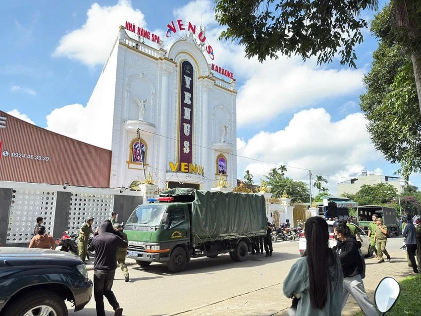 Lực lượng Công an kiểm tra cơ sở karaoke Venus ngày 15/9/2025. Ảnh: CV.