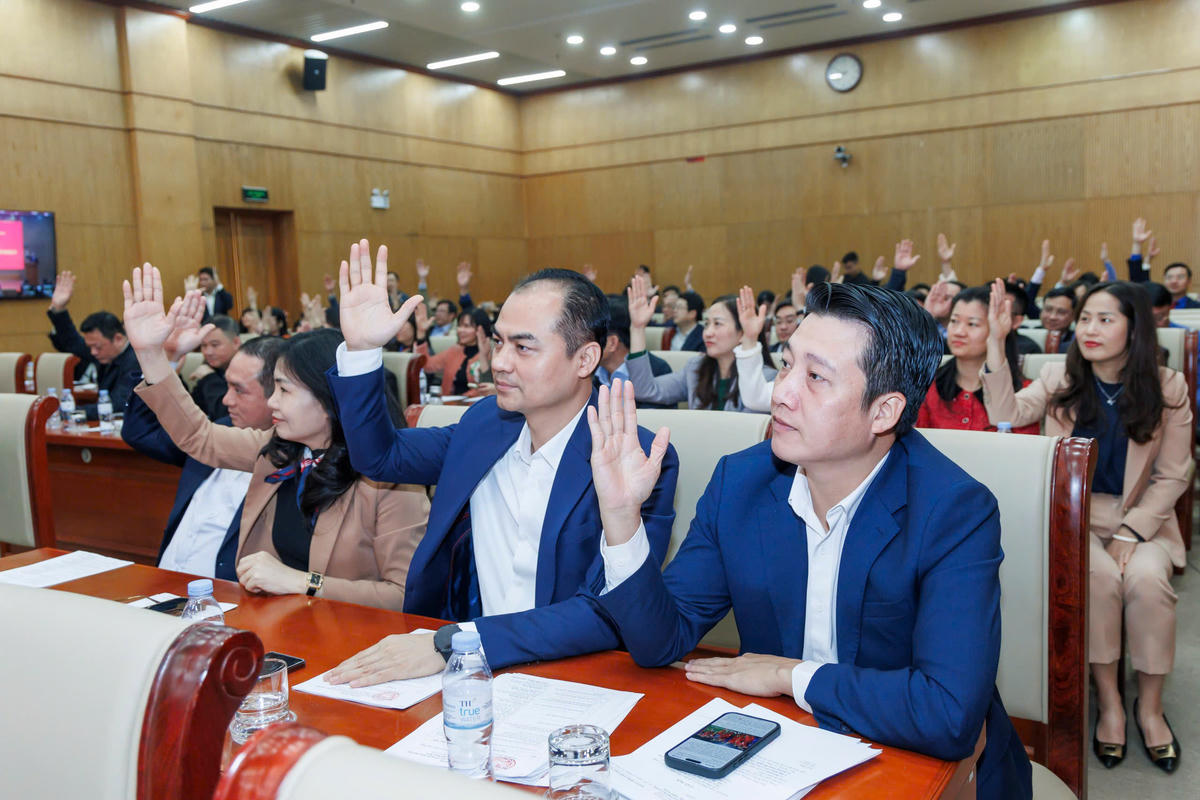 Các cử tri&nbsp;biểu quyết nhất trí giới thiệu nhân sự ứng cử đại biểu Quốc hội khóa XVI. Ảnh: Quang Vinh.