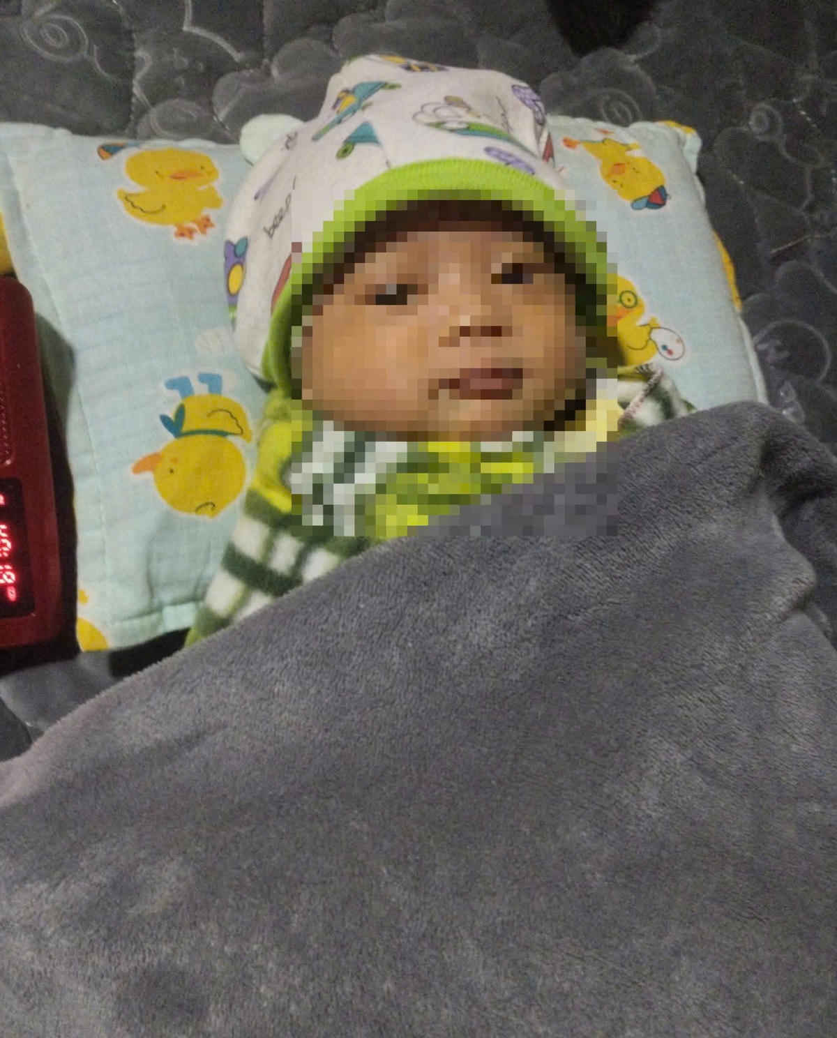 Phát hiện một bé gái trong đêm trước cổng sân bóng