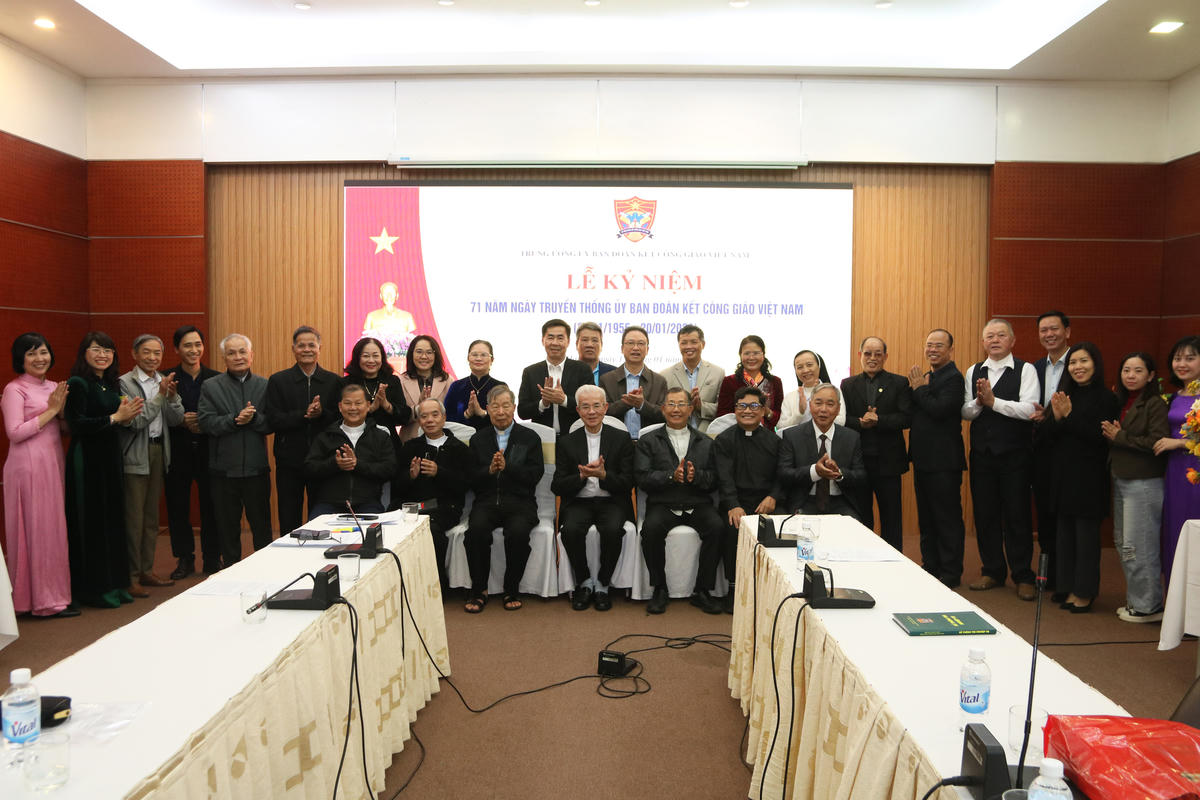 Các đại biểu chụp ảnh lưu niệm tại buổi lễ.