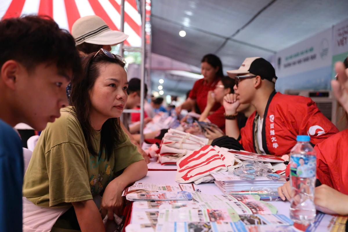 Thí sinh và phụ huynh tìm hiểu thông tin tuyển sinh.