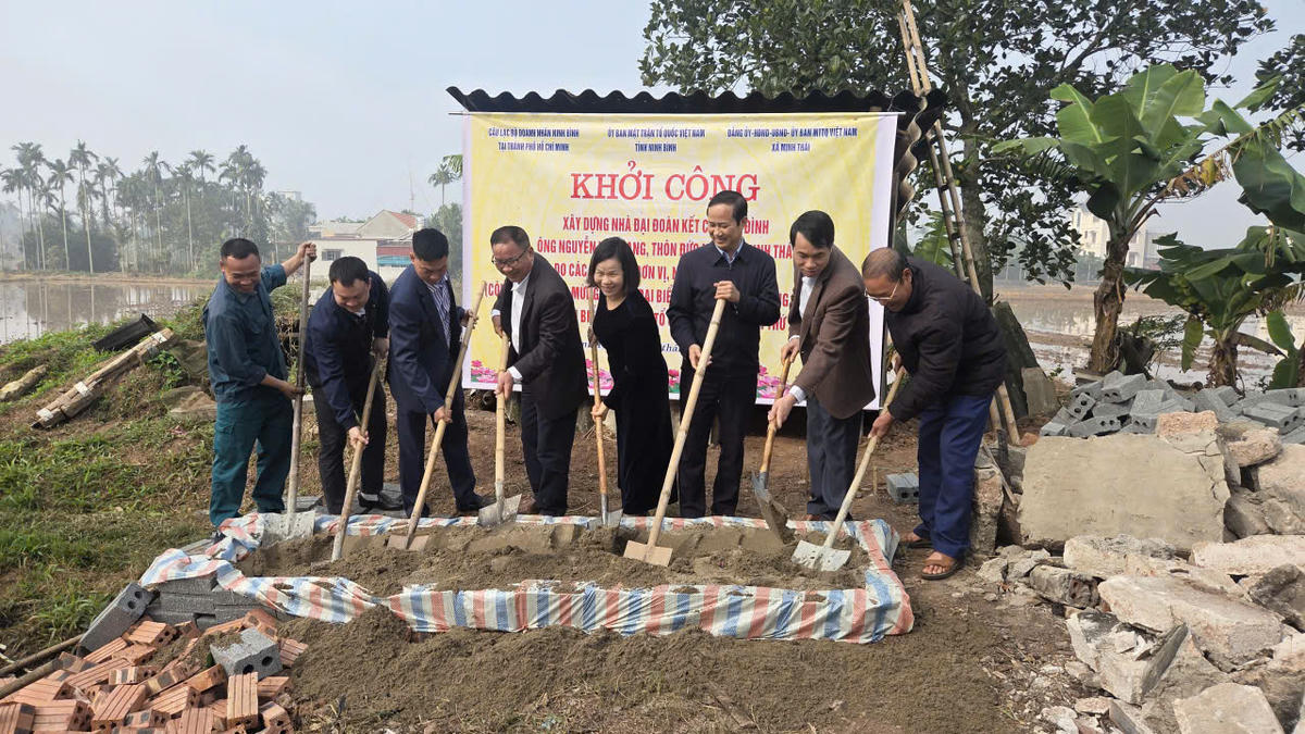 Đại diện lãnh đạo Ủy ban MTTQ Việt Nam tỉnh Ninh Bình, cấp ủy, chính quyền, MTTQ xã Minh Thái cùng đại diện Câu lạc bộ doanh nhân Ninh Bình tại TP Hồ Chí Minh thực hiện nghi thức khởi công công trình. Ảnh: Duy Hưng.