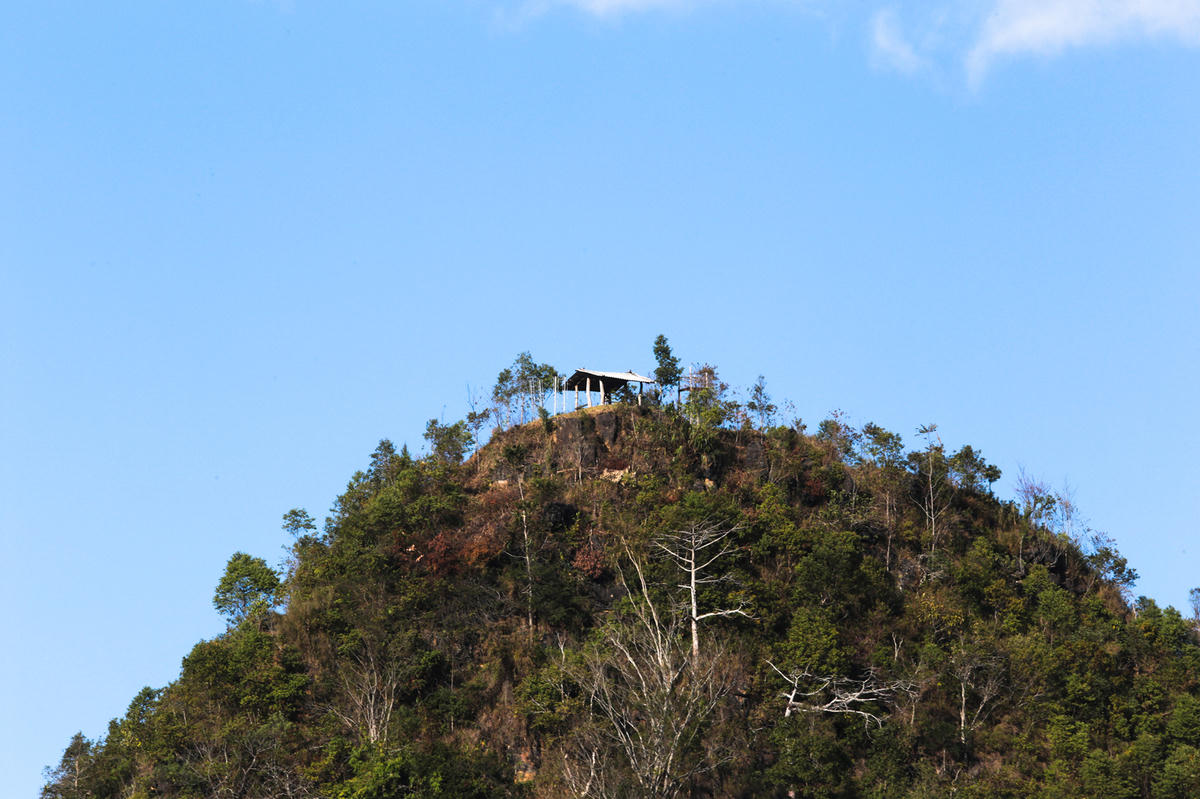 Ở bản Tô Y Phìn, người dân còn dựng vọng quan sát trên đỉnh núi. Từ đây, khách tham quan có thể thả tầm mắt về trung tâm Lai Châu, hay các xã lân cận.