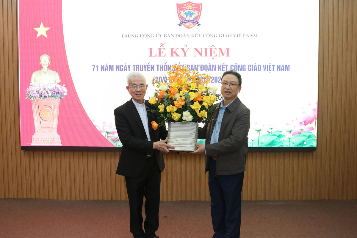 Ông Nguyễn Văn Thanh - Trưởng ban Dân tộc và Tôn giáo Cơ quan UBTƯ MTTQ Việt Nam tặng hoa chúc mừng Ủy ban Đoàn kết Công giáo Việt Nam.