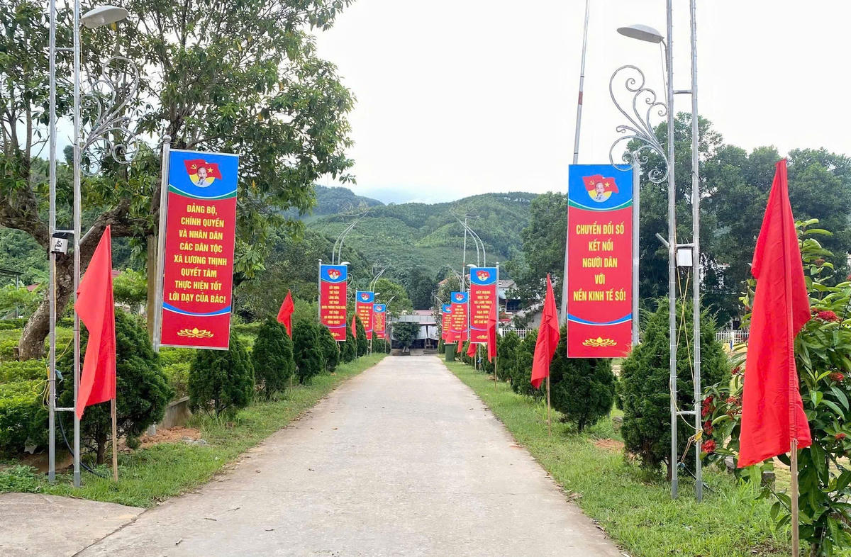 Tại xã Lương Thịnh, dù còn nhiều khó khăn, nhưng không khí chào mừng Đại hội đã lan tỏa rõ nét, hiện diện trên các tuyến đường, khu dân cư. Ảnh: Trung Nam.