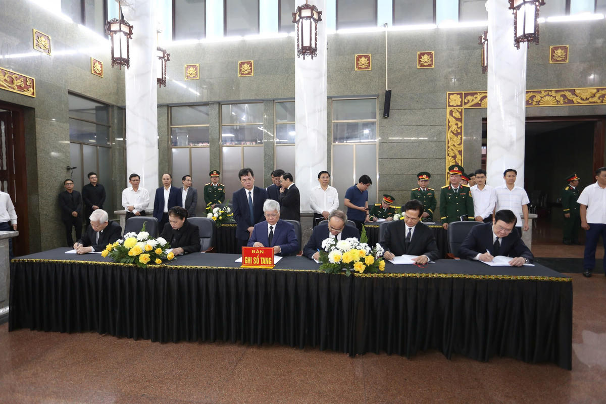 Các lãnh đạo, nguyên lãnh đạo Đảng, Nhà nước viết sổ tang Đại tướng Lê Văn Dũng. Ảnh: T.L