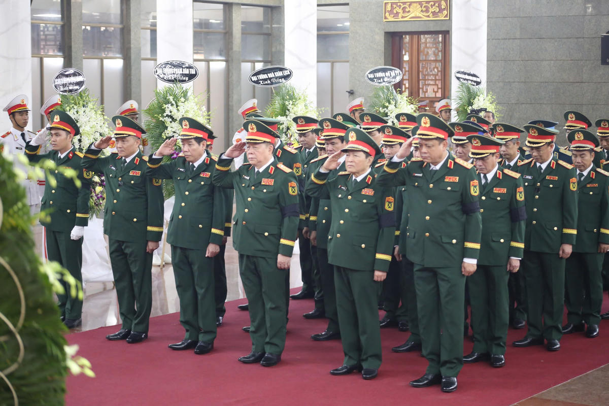 Đoàn đại biểu Quân ủy Trung ương, Bộ Quốc phòng vào viếng Đại tướng Lê Văn Dũng. Ảnh: T.L