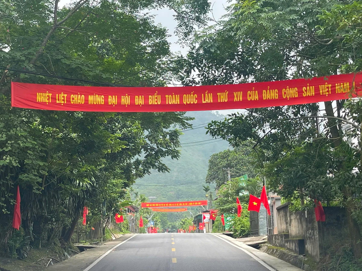 Xã Việt Hồng cờ, hoa cũng đã được treo lên. Ảnh: Trung Nam.