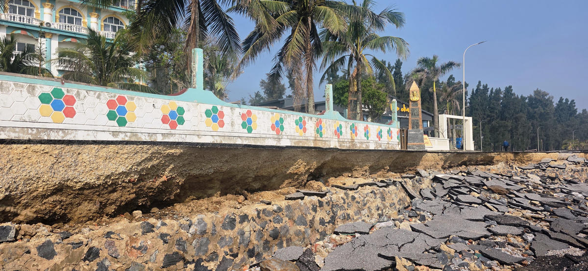 Ở nhiều đoạn, sạt lở đã tiến sát vào khu dân cư. Ảnh: Nguyễn Chung.