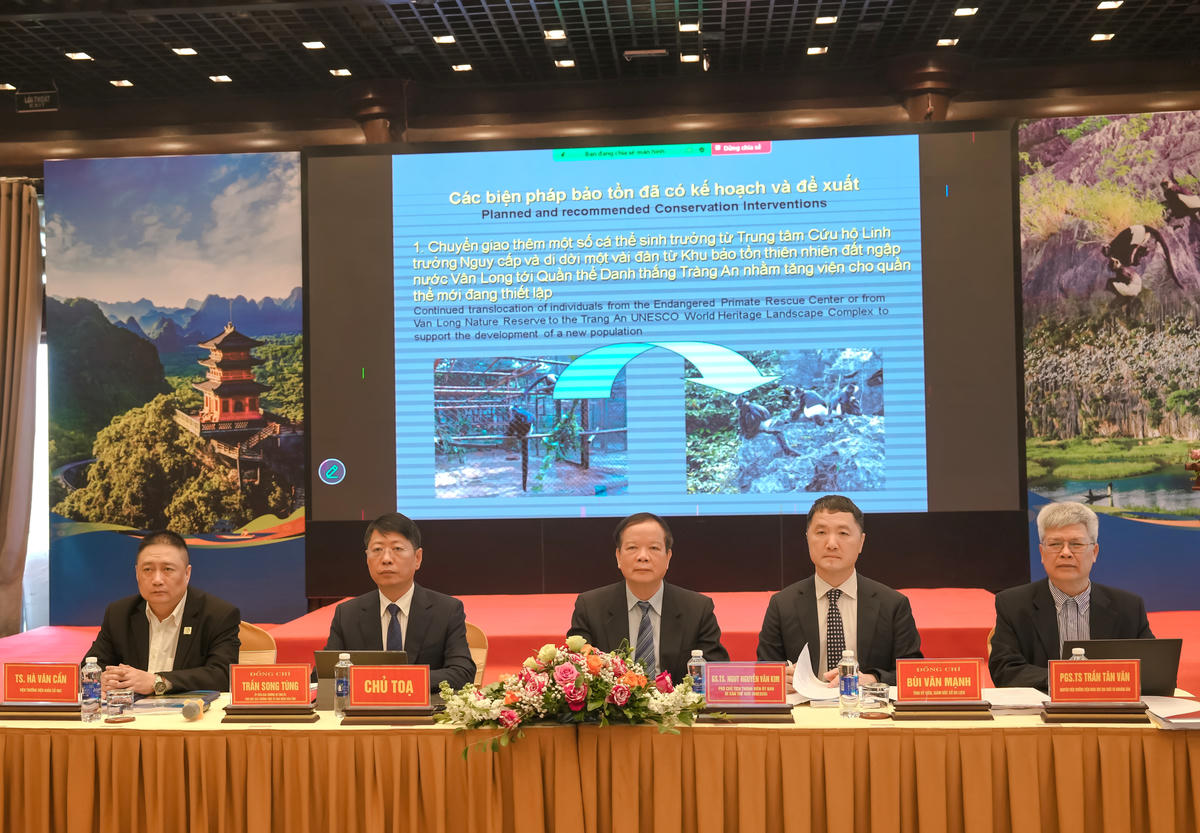 Các đại biểu chủ trì hội thảo. Ảnh: N.B