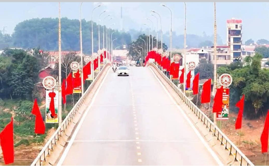 Tại xã Mậu A cũng được trang hoàng rực rỡ. Ảnh: Trung Nam.