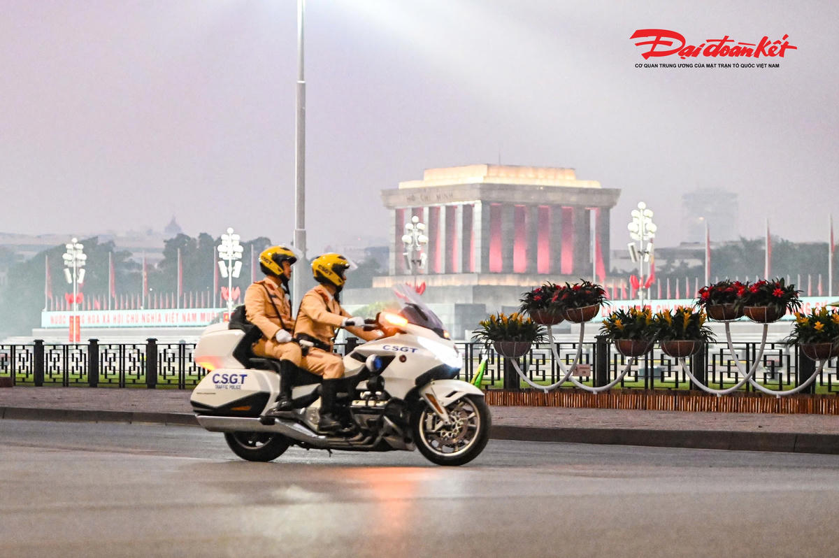 Xe đặc chủng của lực lượng cảnh sát giao thông tham gia đưa đón đoàn đại biểu.