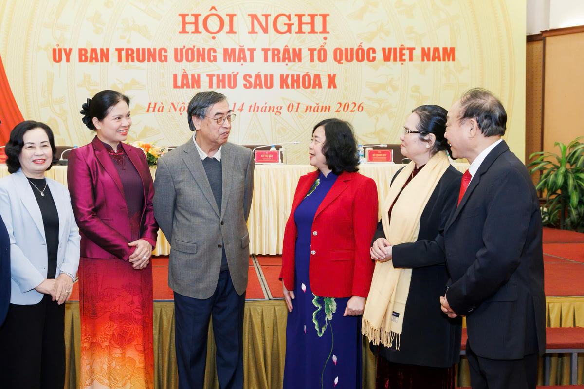 Ủy viên Bộ Chính trị, Bí thư Trung ương Đảng, Bí thư Đảng ủy MTTQ, các đoàn thể Trung ương, Chủ tịch UBTƯ MTTQ Việt Nam&nbsp;Bùi Thị Minh Hoài gặp gỡ các đại biểu tham dự Hội nghị. Ảnh: Quang Vinh.