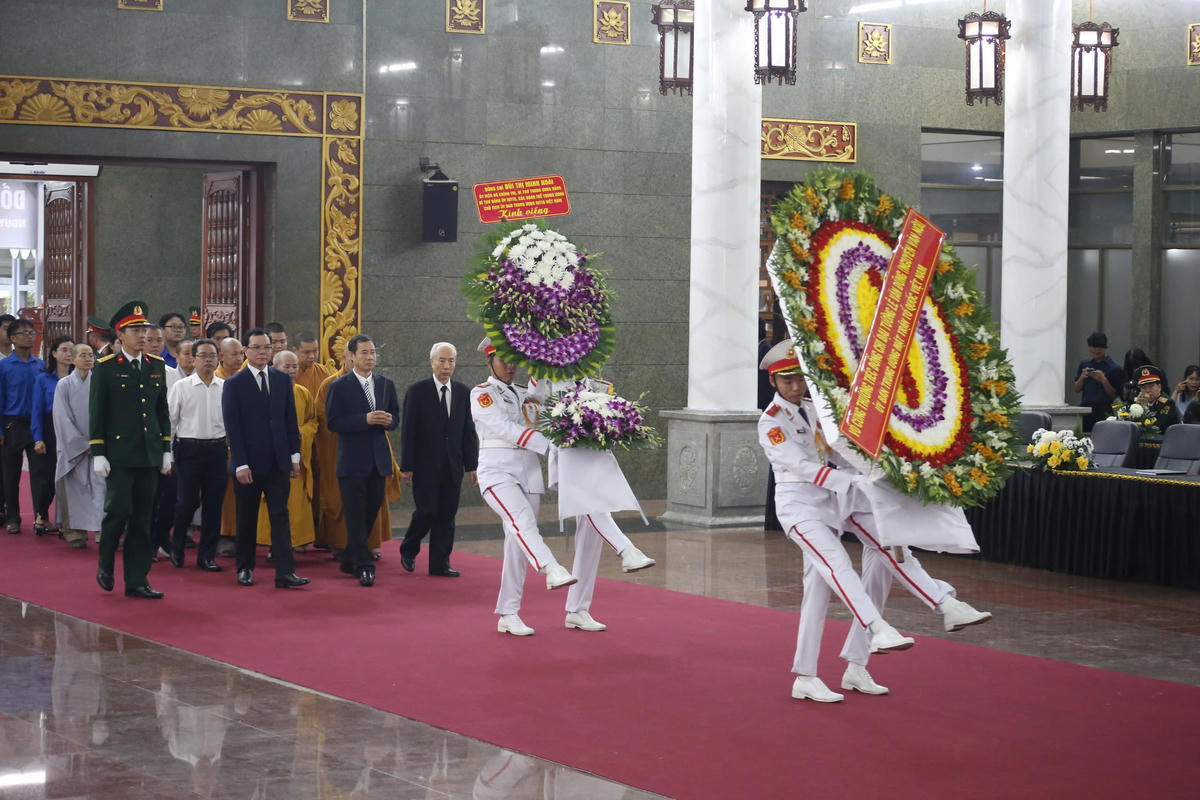 Đoàn các cơ quan đoàn thể chính trị - xã hội, đại biểu tôn giáo vào viếng Đại tướng Lê Văn Dũng. Ảnh: T.L