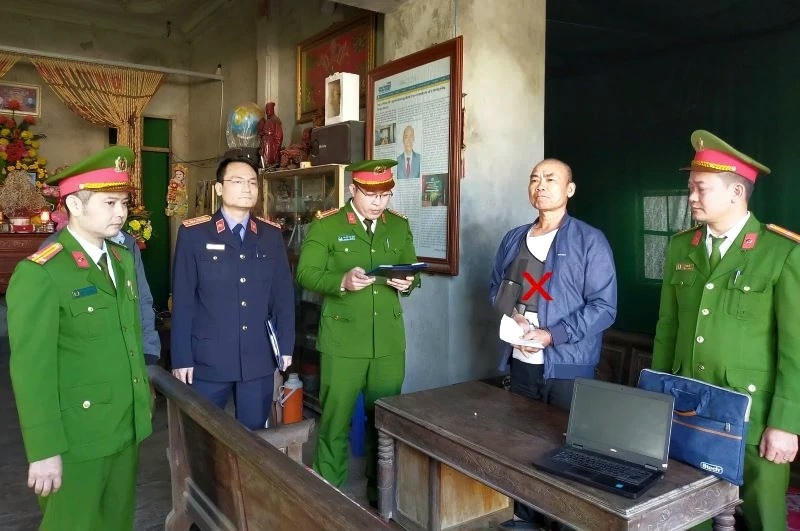 Lê Minh Vũ nghe lệnh khởi tố, bắt tạm giam. Ảnh: CATH