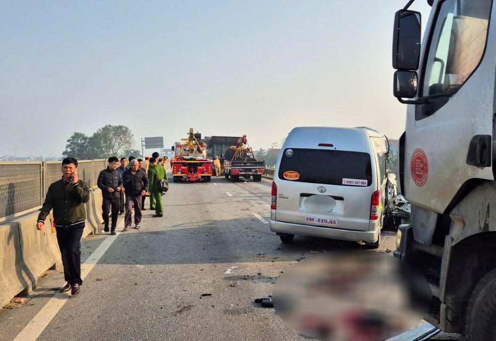 Lực lượng chức năng có mặt tại hiện trường sau vụ tai nạn. Ảnh: Q.D