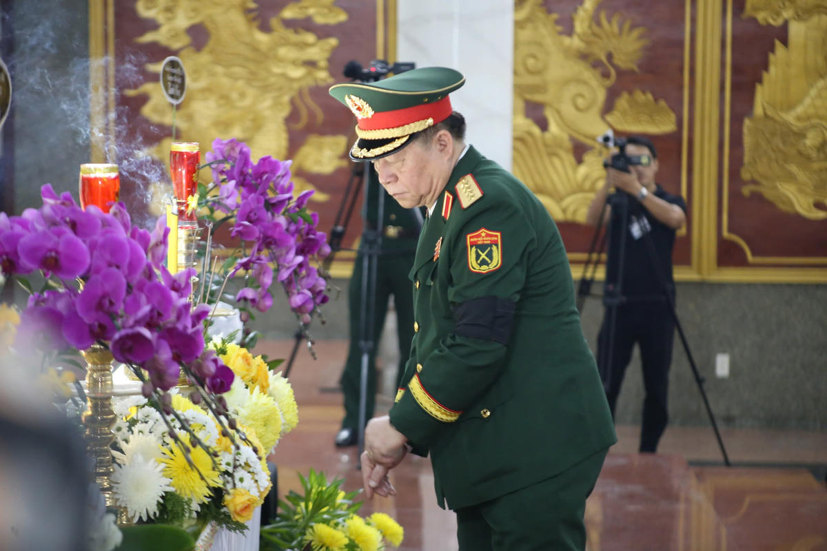 Đại tướng Nguyễn Trọng Nghĩa, Ủy viên Bộ Chính trị, Bí thư Trung ương Đảng, Ủy viên Thường vụ Quân ủy Trung ương, Chủ nhiệm Tổng cục Chính trị viếng Đại tướng Lê Văn Dũng. Ảnh: T.L