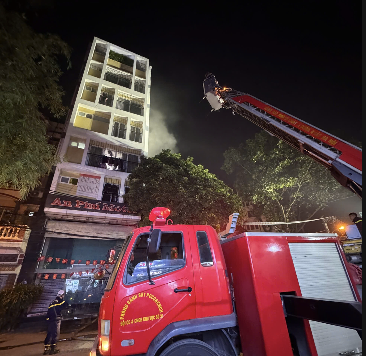 Cháy nhà nghỉ 8 tầng ở Hà Nội, lực lượng chức năng kịp thời giải cứu an toàn 7 người.