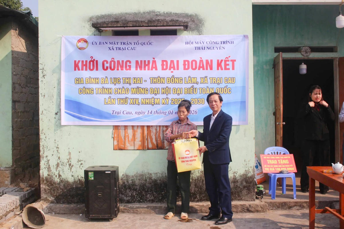 Phó Chủ tịch Ủy ban MTTQ Việt Nam tỉnh Thái Nguyên Đàm Quang Tuyến tặng quà cho gia đình bà Lục Thị Hai. Ảnh: Hải Ly.