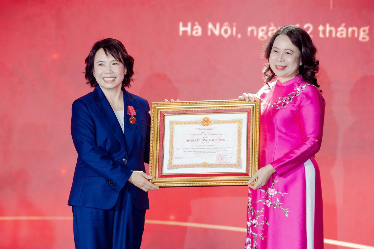 Phó Chủ tịch nước Võ Thị Ánh Xuân trao Huân chương Lao động hạng Nhì cho bà Nguyễn Thị Mai

Phương - Chủ tịch HĐQT Tập đoàn Tân Á Đại Thành.