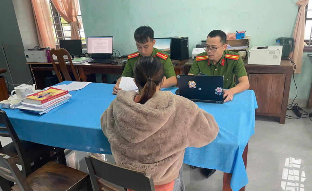 Bà D.T.T.H. đang làm việc với Công an TP Đà Nẵng. Ảnh: CV.